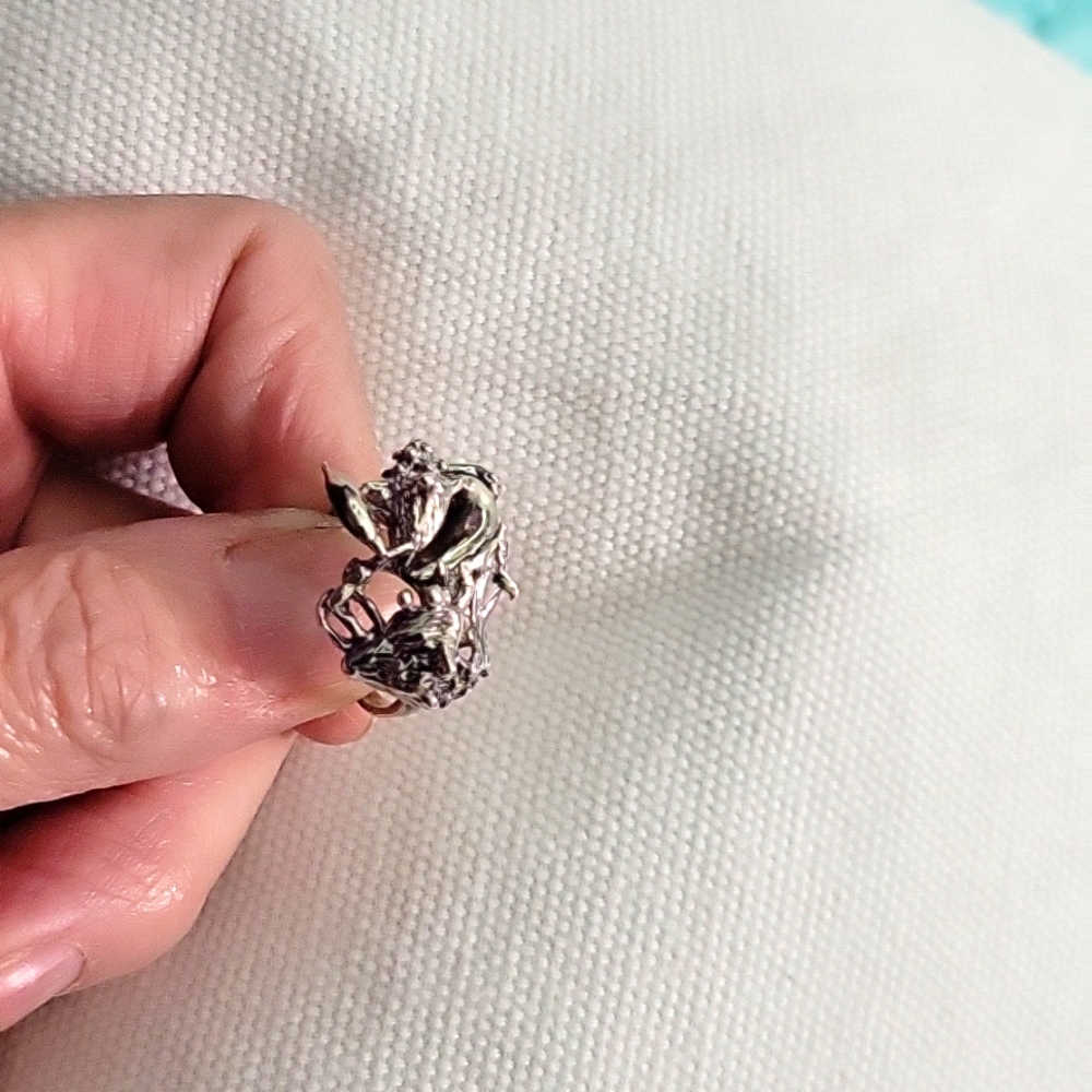 Vintage sterling silver Size 5 VERY UNIQUE SEA LOVERS has 2 dolphins shell, crab